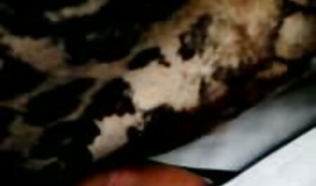 جوجه نزدیک رحم او خانه سکس ظاهر می شود