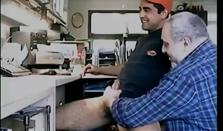 سبزه پاهای خود را خانه سكس برای رابطه جنسی در سال نو پهن می کند.