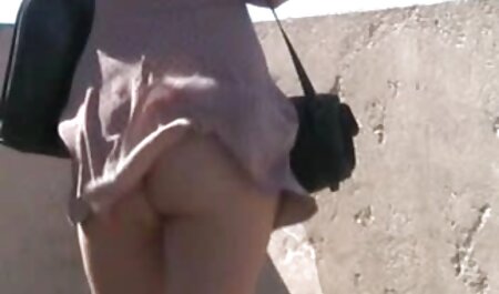 زبان خنک که توسط یک روسپی روس در لباس سکس داخل خانه انجام می شود