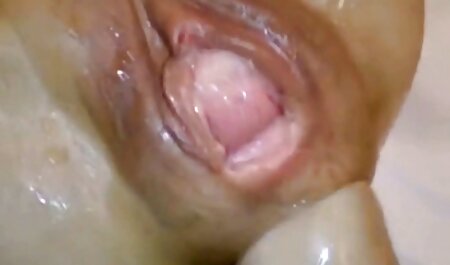 ورزشکاران همجنسگرا برهنه روی فیلم سکس در جنده خانه مبل می نشینند و به صورت دستی رابطه جنسی برقرار می کنند
