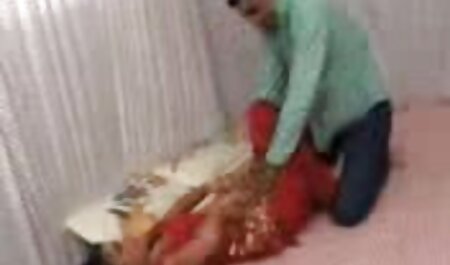 زیبایی متوسط ​​با پیش نمایش های برهنه جلوی شورت را می پوشاند سکس با دزد در خانه