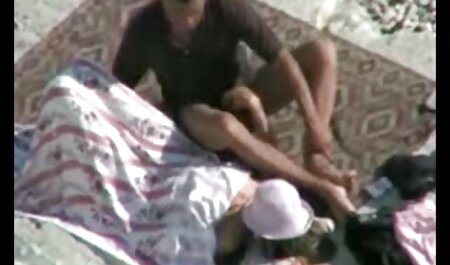مرد همجنسگرا چربی دیک دانشجویی خوابیده را می sexدر خانه خورد و او را در الاغ fucks می کند