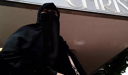 پرستار در حال کار بر روی درمان تراشه است. سکس داخل خانه