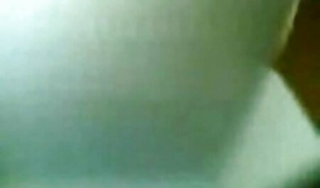 نعل ناز به آرامی عوضی را روی مبل می خانه سکس درخشد