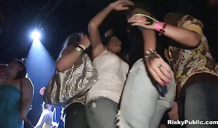 زیبایی شاخی با دهان و گربه ها دو پسر را در خانه سکس یک مهمانی جنسی خوشحال می کند