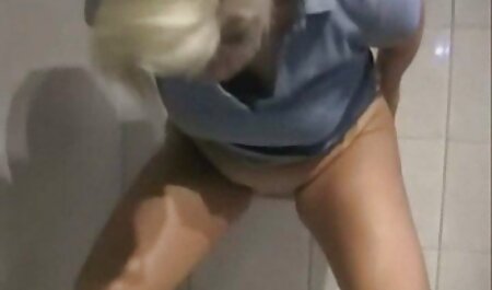 رئیس با دقت زیر پا کردن یک بلوند شلوغ در دفتر سكس درخانه