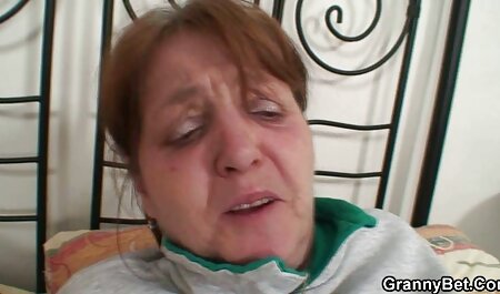 همجنسگرایان 18 ساله به طور سکس خانه فعال یک خروس نازک را تکان می دهند