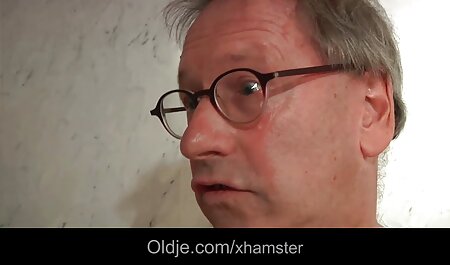 دختری با لباس لاتکس برای پوشیدن سکس دزد در خانه شورت و تند و تیز جلوی دوربین ، ناپسند است