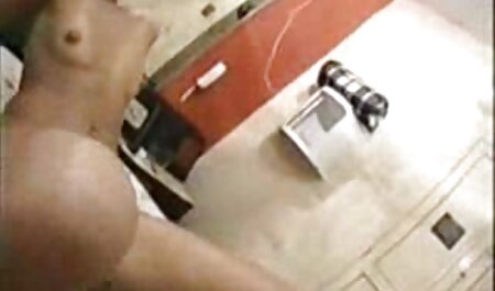 زیبایی در پاشنه های قرمز و سکس با تعمیرکار در منزل یک dildo در بیدمشک از دوربین لذت می برد