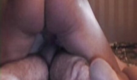 دوست مادر در استخر لگد می سكس درخانه زند.