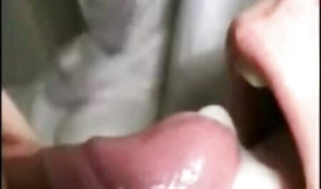 یک پوره کلیپ سکس در خانه نازک با انگشت جلوی یک وب کم مهبل را مهار می کند