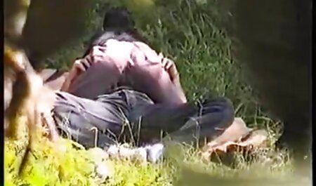 مرد در جوراب ساق بلند ، برهنه ای متفاوت را سکس با دزد در خانه نشان می دهد