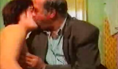 لزبین جوان دست بند را گرفت آشپزخانه سکس و بند خود را پاره کرد
