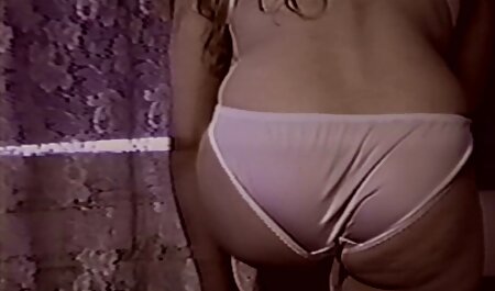 لزبین ها در آشپزخانه فرو می روند خانه سكس و سوراخ ها را لیس می زنند.