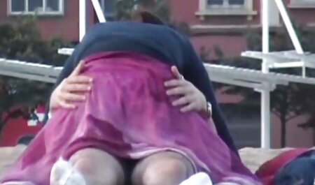 منشی داغ در نوارهای برهنه جوراب در سكس درخانه محل کار