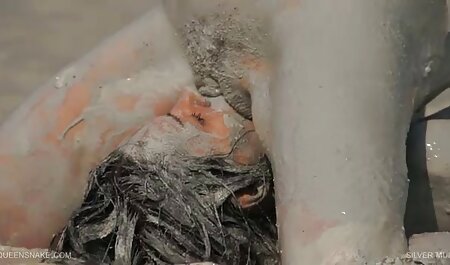 زیبایی 18 ساله سکس پنهانی در خانه با موهای قرمز به طور فعال با ویبراتور بازی می کند