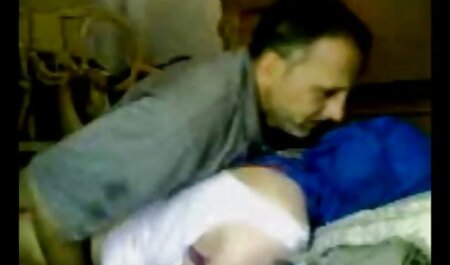 سبزه برهنه در حمام از دیک لاستیکی برای یک گفتگوی جنسی استفاده می سکس کردن در خانه کند