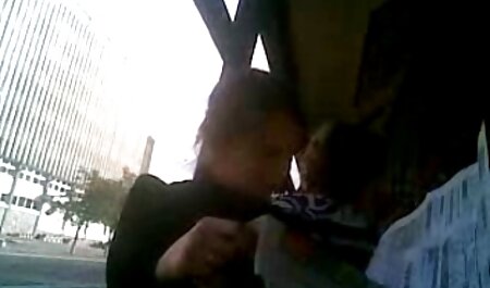 شخص ساده و معصوم برهنه با انگشتان دست خود را در یک گفتگوی جنسی انگشت می xxxدر ماشین زند