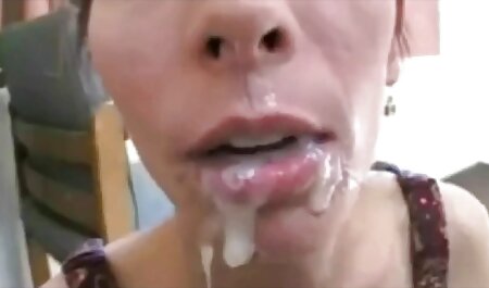 Busty Girl Fucks در خود سکس با کارگر خانه گربه باردار